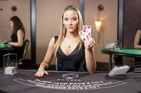 Kamar live casino virtual dengan dealer yang menampilkan berbagai jenis permainan kartu online